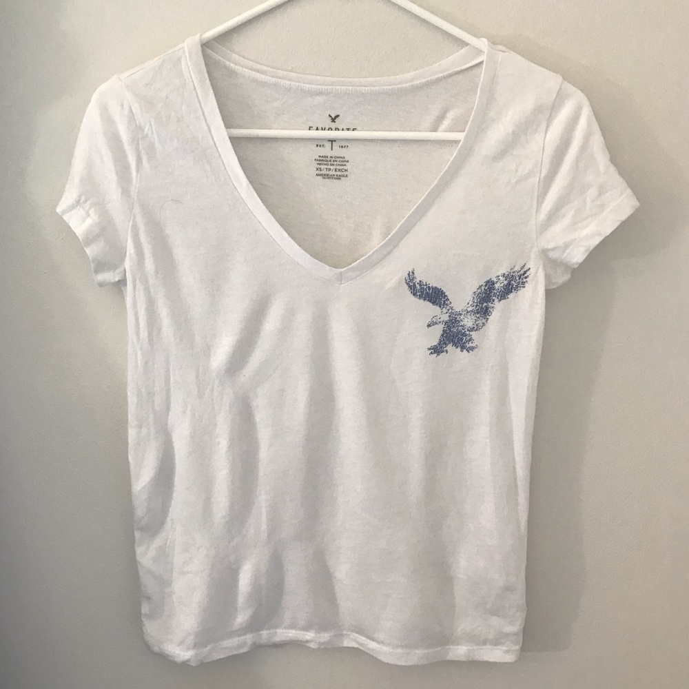 white AEO v-neck graphic tee, size xs